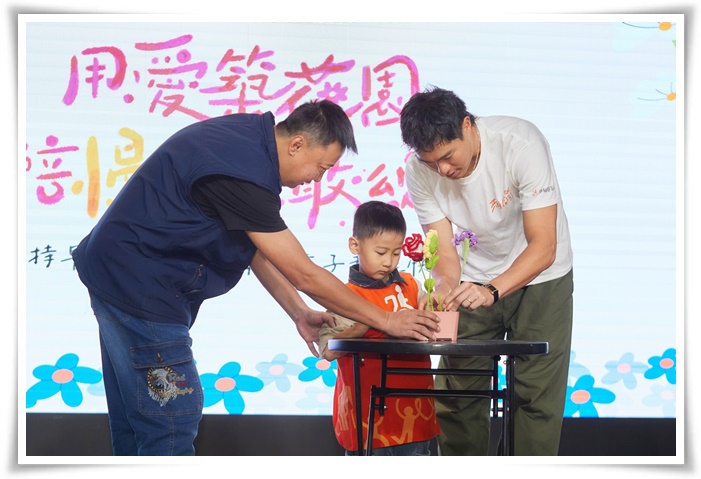 伊甸公益大使楊祐寧與慢飛天使小寶溫馨互動，現場DIY製作「感謝小盆栽」送給小寶的家長，象徵向辛苦付出的照顧者表達感謝。