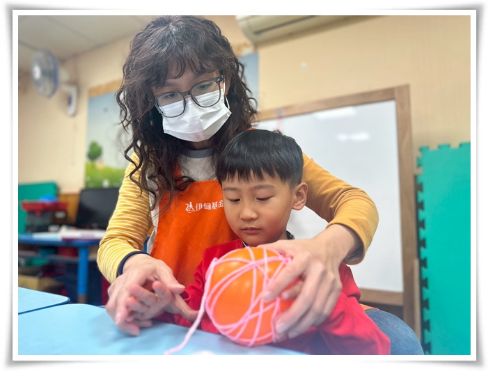 五歲慢飛天使小寶在伊甸一年多的早療服務下，口語能力明顯提升，能表達需求，也逐步融入校園生活。