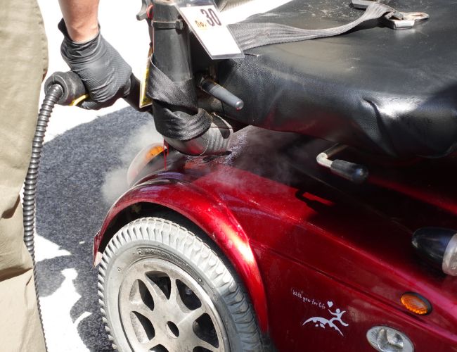 沖洗後，以高溫蒸氣為輪椅殺菌