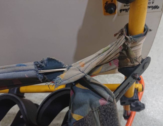 破損的早療輔具綁帶，經阿萬師媒合修復，讓孩子能安心持續訓練