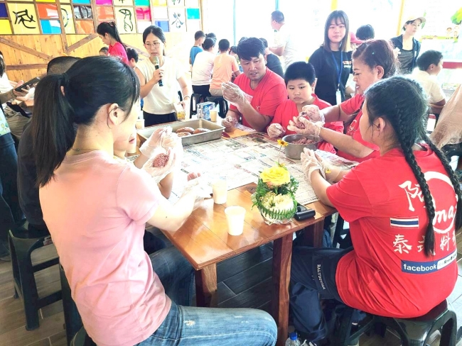 大家一起親手製作漢堡