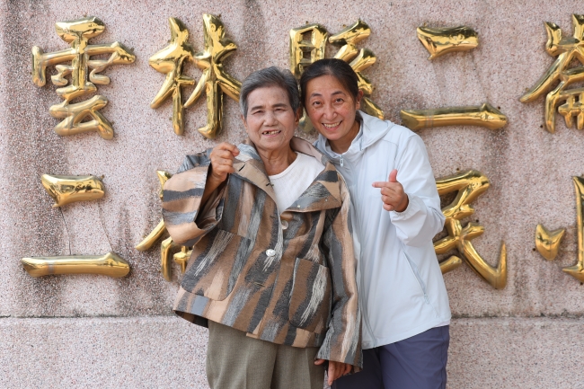 許欵阿嬤與女兒一起，開心參加活動