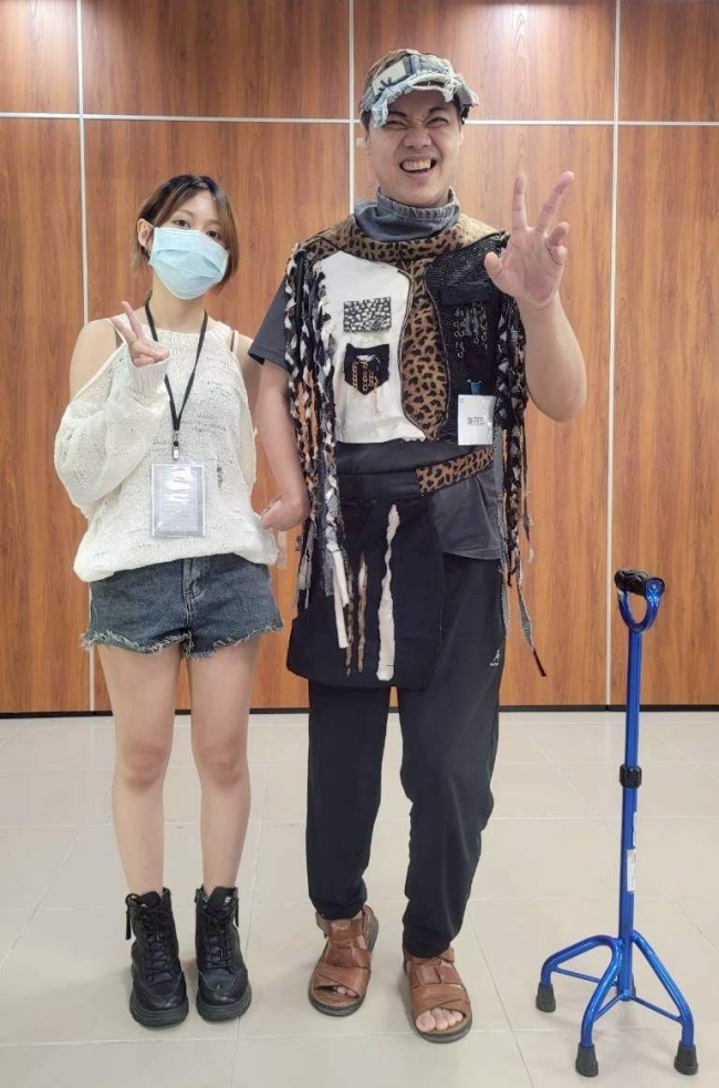 燕巢家園模特兒穿上設計系同學量身設計的服裝非常開心