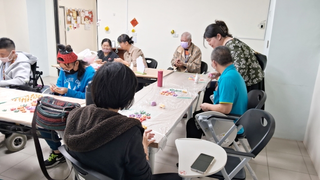 日暄會所為會員舉辦「從黏土中創作」的藝術療癒課程