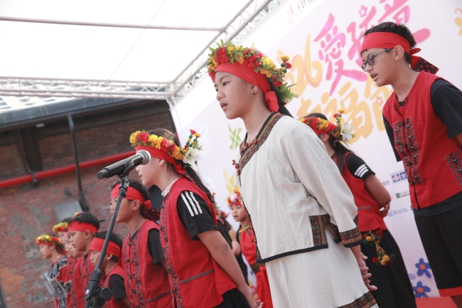彰鳳教會是都市裡的原民部落,孩子們學習族語,並以音樂傳承
