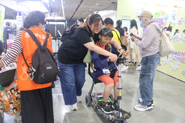 樂安身心障礙服務中心陪伴服務使用者及家屬體驗不同類型的輔具設備