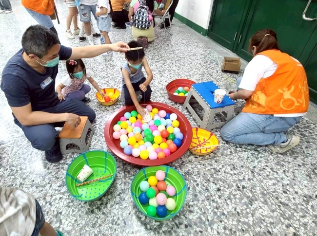 家長一起陪伴孩子參加闖關活動