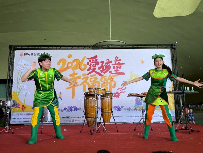 朱宗慶打擊樂團2壓軸登場,以歡樂且充滿震撼力的敲擊節奏引爆全場 。