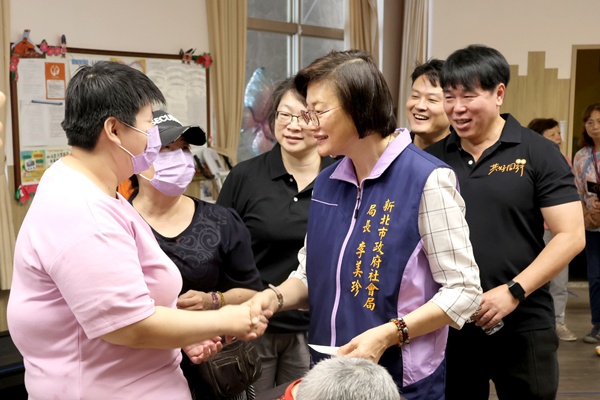 新北市社會局局長李美珍出席沙崙日照中心十周年活動，關懷服務對象及家屬，肯定中心長期陪伴家庭的服務價值。