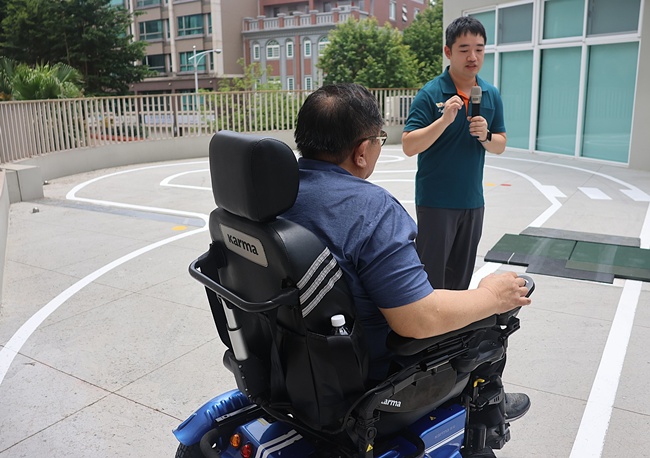 輔具中心設置全國首創「環境通行能力訓練平台」，透過模擬真實情境，協助民眾熟悉輔具操作，提升行動安全。