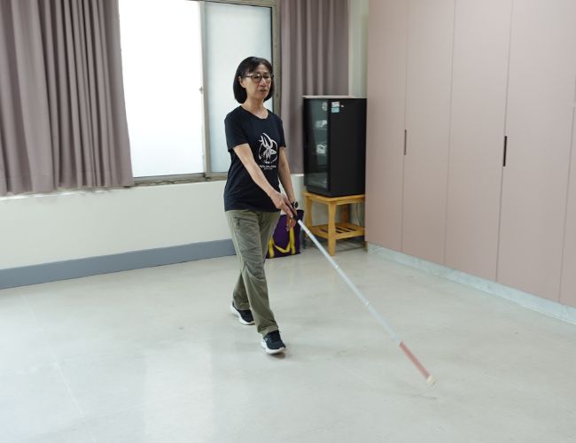 白手杖能指引視障者在多元環境中精準偵測障礙,安全上路