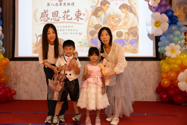 畢業生代表獻花感謝老師