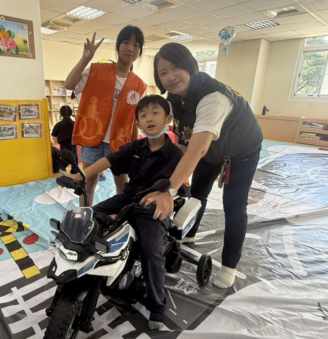 小朋友騎乘迷你警車體驗交通闖關,學習交通安全規則