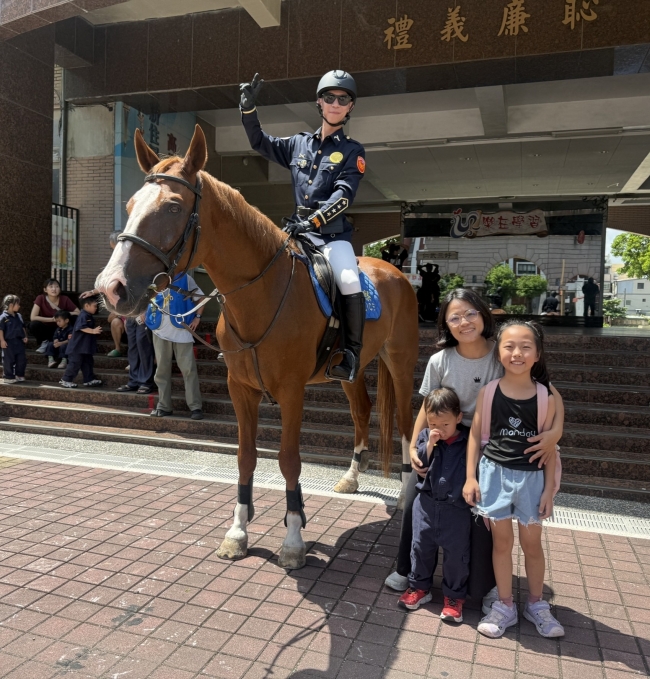 騎警隊帥氣現身!駿馬與親子近距離互動,留下難忘合影