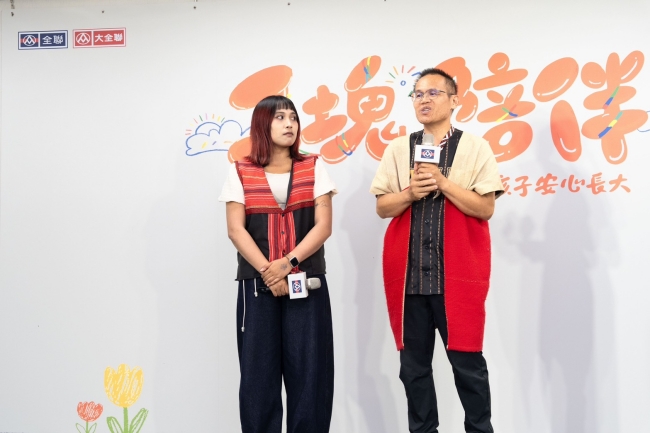 泰雅爾達比拉斯文教關懷協會牧師魯薩．達路、原民青年陳軒現身分享