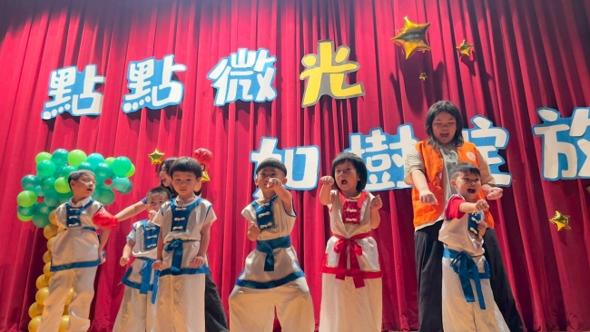 慢飛天使們穿上可愛的功夫裝，在台上專注地進行打擊律動，活力十足