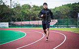 馳騁運動場上的視障選手 馳騁運動場上的視障選手