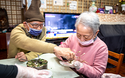 80歲哥哥照顧妹妹半輩子　「愛圍爐」為雙老找回年味