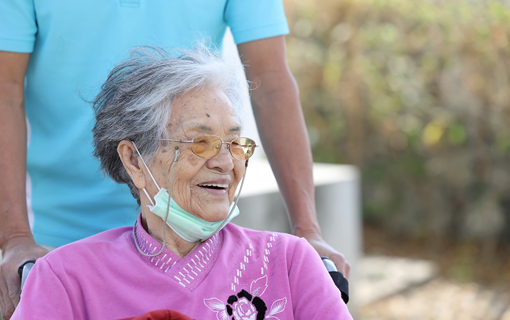 奶奶撥開烏雲找回陽光笑容：「最喜歡去學校了！」