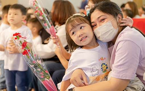 孩子的第一束康乃馨 最幸福的時光