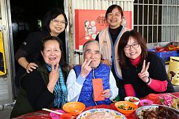 伊甸愛圍爐上菜囉！ 照服員攜年菜到偏鄉獨老家溫馨過年