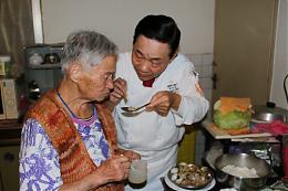 【影音新聞】主廚阿基師力挺伊甸「愛．圍爐」 為獨居奶奶下廚共享圍爐宴