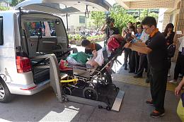 感念伊甸對臥床兒照顧 老夫妻慨捐復康巴士