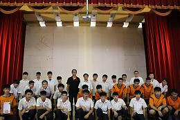 高雄大榮中學愛心洗車捐伊甸  洗刷之間溫馨送暖