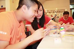 中壽志工帶領身障學員 彩繪立蛋趣