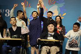 展覽新體驗  伊甸身障畫家「演」「畫」幸福劇本