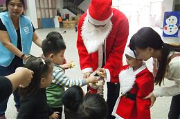 慢飛天使扮聖誕老人 送歡樂給社區民眾