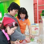 蓮霧魚群海洋  憨兒拼貼出夢想的身障中心