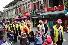 慢飛天使聖誕踩街 報佳音散播愛