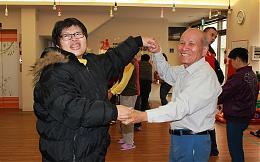 失智長輩當志工 身障青年感受溫暖