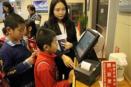 伊甸偏鄉學童台中銀行體驗  化身小小銀行員