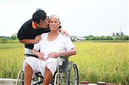 最棒的父親節禮物 復康巴士駕駛當癌父專屬司機