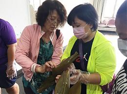 粽香飄愛 志工媽媽教身障青年包粽過端午