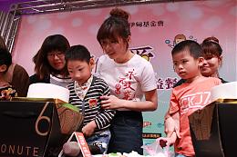 伊甸公益餐會 方志友獻「聲」又做蛋糕