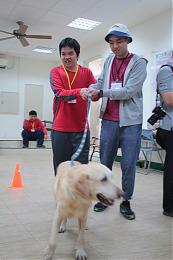 身障學員與工作犬 第一次親密接觸