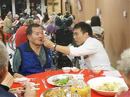 崇越電通伴伊甸大龍住民愛圍爐 共享美味佳餚過好年