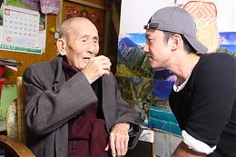 伊甸公益大使吳慷仁到宅伴百歲人瑞圍爐