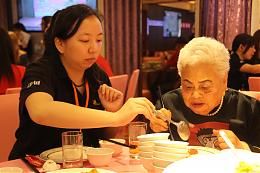 失智長輩走伸展台 伊甸愛圍爐邀民眾響應