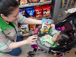 慢飛天使當一日店長 協助民眾找錢辦年貨