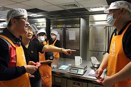 中市勞工局吳威志局長 庇護工場發紅包勉勵身心障礙者