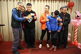 伊甸新竹啟能中心辦圍爐 為身障家庭拍久違的全家福