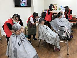 麗的國際髮型為長輩義剪 長輩水水好開心