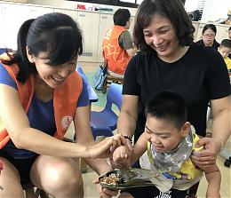 不一樣的端午  慢飛天使與阿嬤把愛包進粽子裡