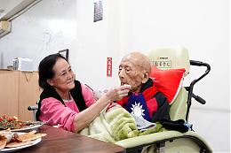 伊甸、竹榮陪102歲爺爺返家 圓夢專車任務大成功