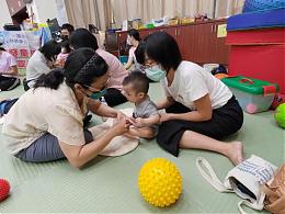 親子按摩好處多 仁武寶貝動起來