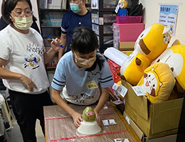 新北汐止秀峰家園辦中秋大會烤 與家人鄰居團聚熱鬧過佳節